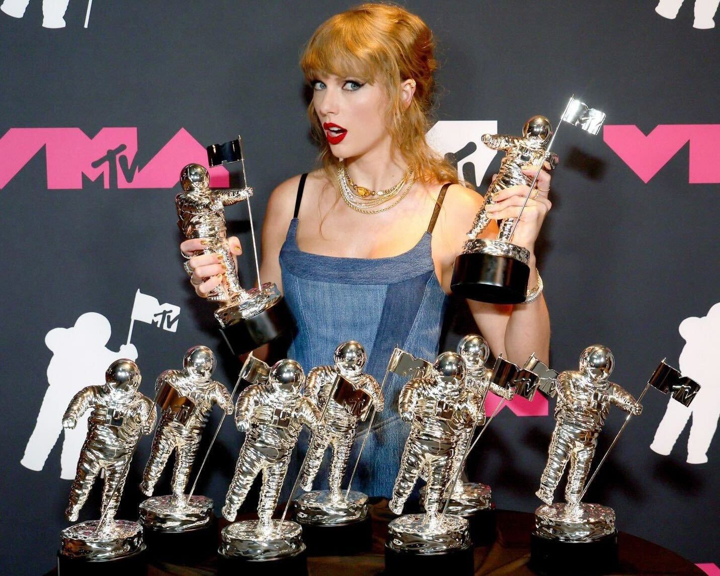 Taylor Swift Broke Her Ring at the 2023 MTV VMAs